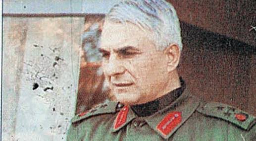 ABD'li Generalin, "Ben onunla aynı tatbikata katılmam. Kafamıza sıkar" dediği ve Kıbrıs'ta Türk bayrağını indirmek için direğe tırmanan Rum için 1 dakika tereddüt etmeden vur emri veren "Tamburalı Hasan Kundakçı Paşa vefat etmiştir. Ruhu şâd, mekanı cennet olsun.