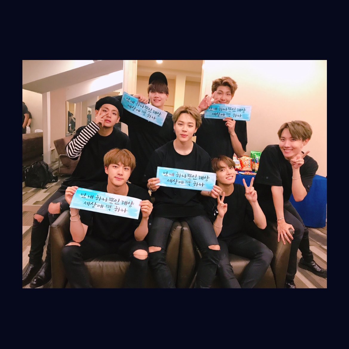 stillwithyuna's tweet photo. itzy in manila 2023 
bts in manila 2017 https://t.co/YxwuEMULAi
