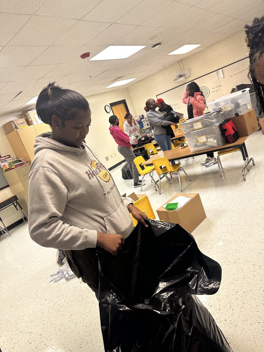 westlake_beta's tweet photo. A Day On, Not Off.  WHS Beta serving ⁦@StonewallTell⁩. ⁦@NPorter17⁩ ⁦@JarvisAdamsEdu⁩ ⁦@OneWestlake⁩ https://t.co/z6SwzMsCZY