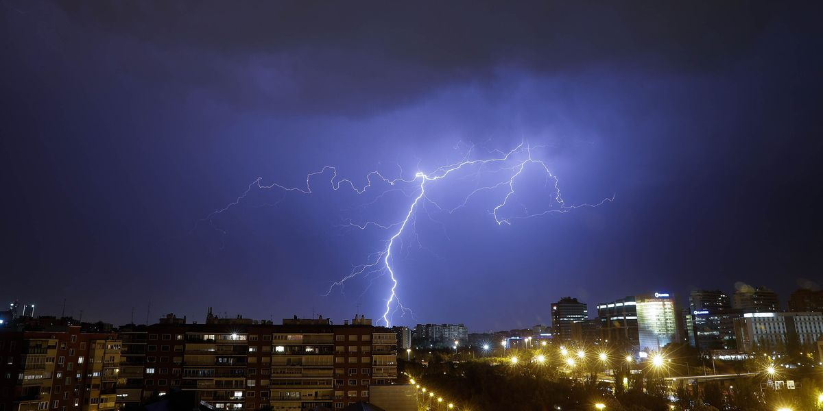 Un potente láser consigue desviar rayos hacia el cielo para evitar su impacto dlvr.it/Sgytpj