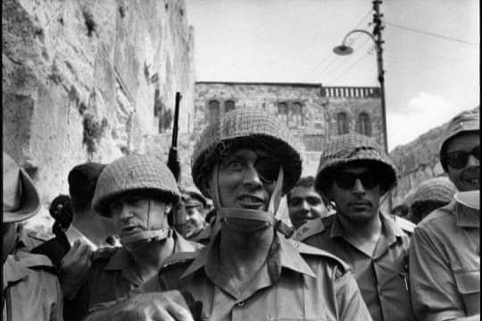 ستبقى #فلسطين عربيه رغم انف الغرب

 حتى لا ننسى !!

عام 1967 تجمهر الجنود الصهاينة  حول حائط المبكى وأخذوا يهتفون مع موشي دايان: 
«هذا يوم بيوم خيبر ... يا لثارات خيبر».
وتابعوا هتافهم: 
«حطوا المشمش ع التفاح، دين محمد ولى وراح ....
وهتفوا أيضا: محمد مات .. خلف بنات .1️⃣