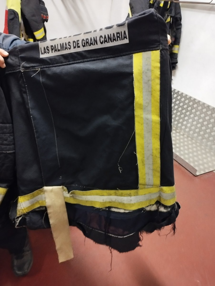 bombLPAenlucha's tweet photo. Les recuerdo,sres. Concejales de @AyuntamientoLPA q @Josuio les prometió en el pleno de octubre q nuestra ropa llegaba en días. En diciembre les dijo lo mismo, estamos en enero y ni Papa Noel ni los Reyes han pasado x @BomberosLPA. Les sigue engañando, como a nosotros. https://t.co/zYLWTHoMml