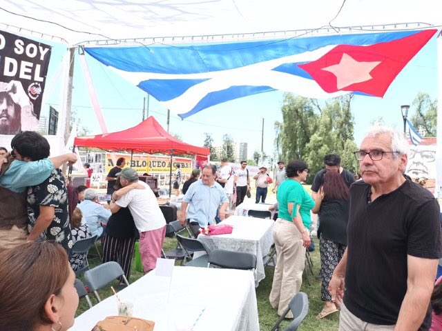 La Embajada de Cuba en Chile, destacó en su cuenta de Twitter, las muestras de apoyo a favor de su país 🇨🇺, haciendole frente al bloqueo de EEUU  en la Fiesta de los Abrazos que sesiona en Santiago de Chile.

#Azucareros
#MejorSinBloqueo