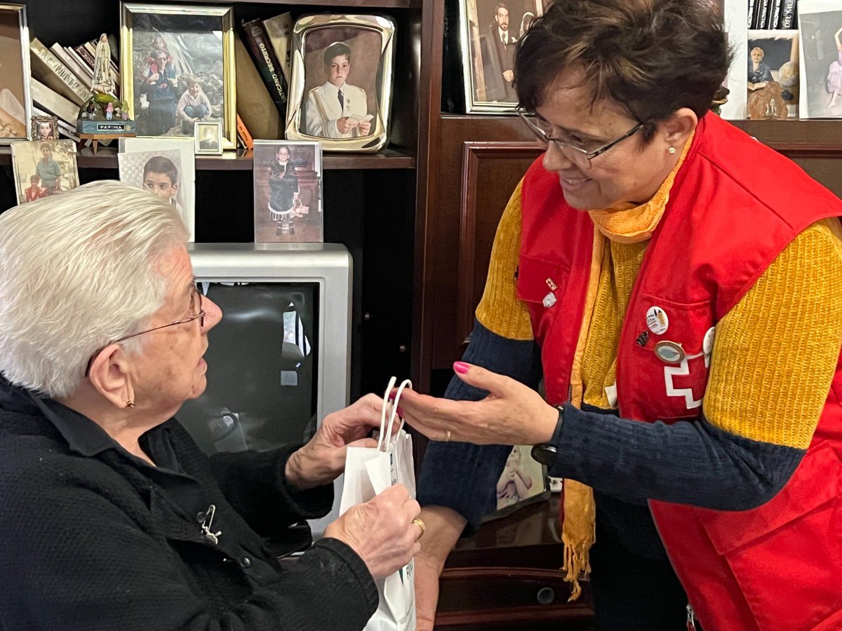 [#PersonasMayores] 👵🏽

Amalia lleva un tiempo sin ir a los talleres de memoria de Cruz Roja en #Daimiel porque se está recuperando de una operación. Nieves ha ido a visitarla para ver qué tal está y pasar un ratito con ella.

#CruzaRojaReacciona #Voluntariado