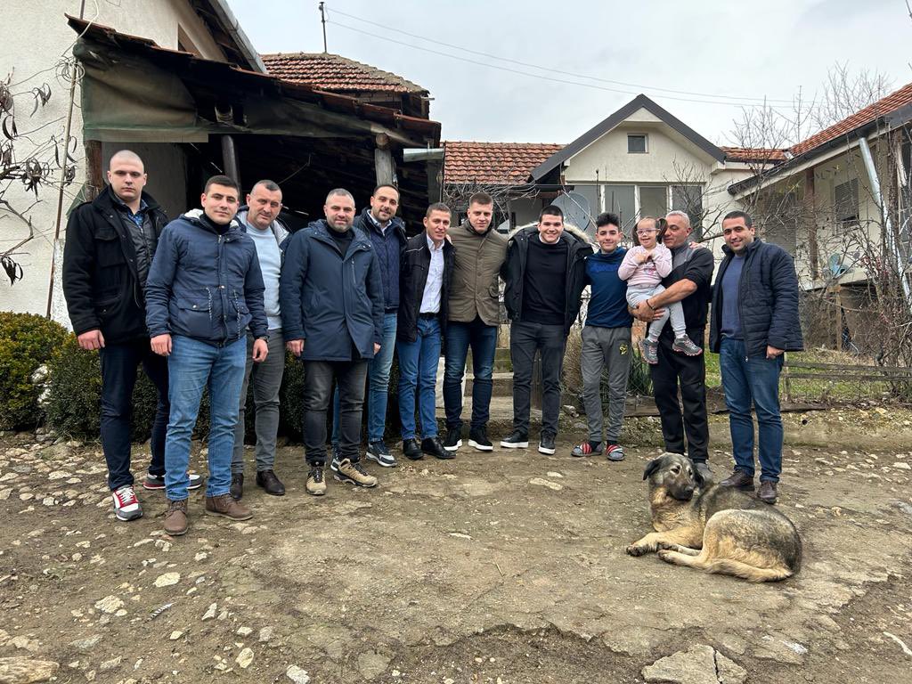 MladiSPS's tweet photo. Delegacija @MladiSPS na čelu sa predsednikom @UgljesaM18 obišla je porodice koje žive u opštinama Kos. Kamenica, Gnjilane i Štrpce na Kosovu i Metohiji.
Tom prilikom su im uručeni prigodni pokloni.
Srbi koji žive na #KiM predstavljaju plamen koji herojski čuva našu tradiciju i 🇷🇸 https://t.co/vym3sqY1jP