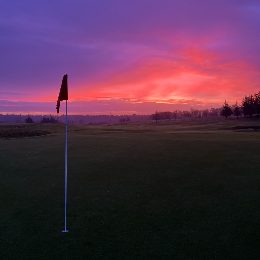 golfatthegrove's tweet photo. A beautiful start to the day whilst our incredible greenkeepers are hard at work 🌅 https://t.co/UFJgu67IcR