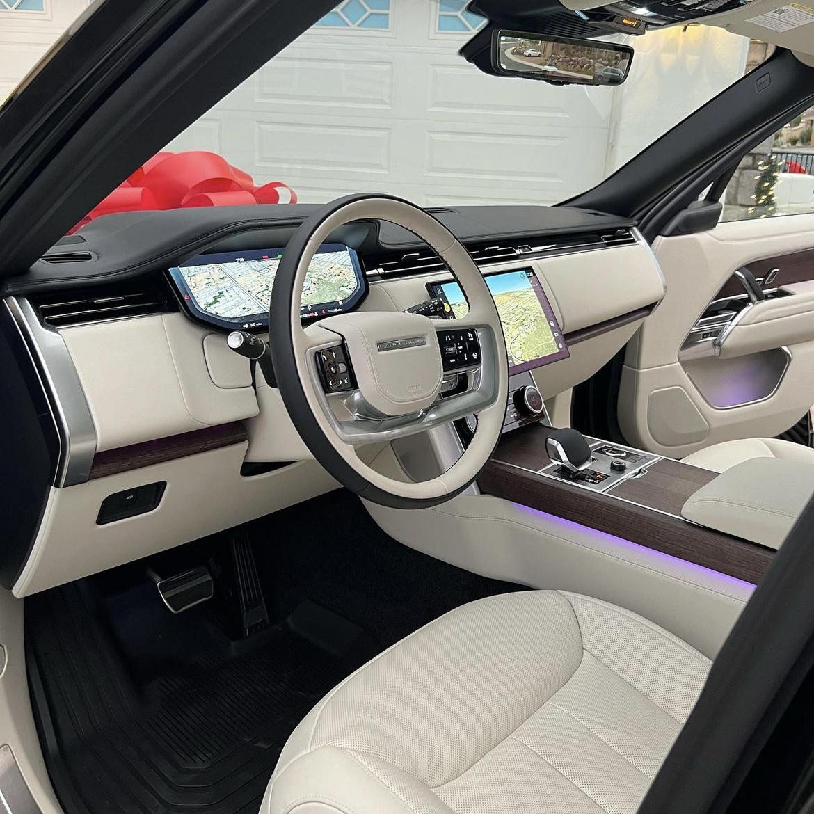 Another successful home delivery for our awesome customers, Greg and Cheryl ✅

We hope you enjoy your new Range Rover Autobiography, and we are glad Chris was able to provide you with a great experience 🥂

Photo credit: <a href="/chrisionita/">Chris Ionita</a>

#JaguarArrowhead