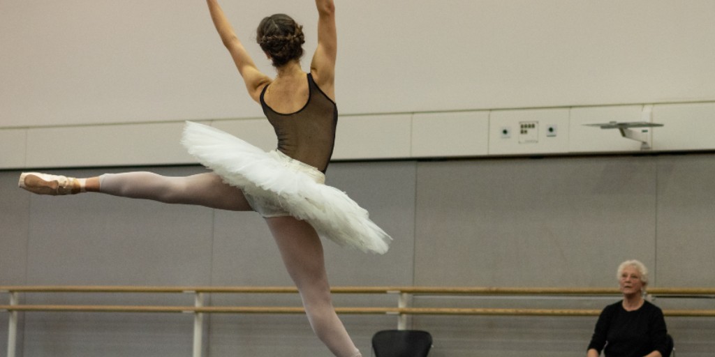 rbo_org's tweet photo. 🩰 Inside The Sleeping Beauty rehearsal room with Annette Buvoli rehearsing Lilac Fairy with Monica Mason and Samira Saidi

This ballet of princesses, fairy godmothers and magical spells opens tonight on the Main Stage ✨

Tickets: https://t.co/e01GzNzjrF

#RoyalOperaHouse https://t.co/FGPboznJVP