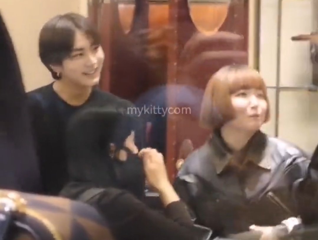 ____nonfn's tweet photo. this title will really get her fired,apparently she is very close to the mmbrs,she is always seen laughing with them.he looked at her and immediately smiled,she also jokes with other members,but she should avoid joking with them while there are cameras fans will make these kinds https://t.co/ege3osGR3r
