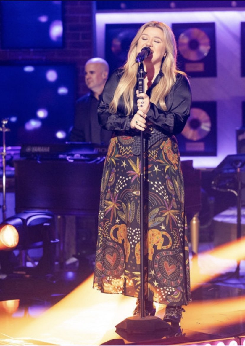 evil_charming_'s tweet photo. MY QUEENS 🫡❤️ #LeanaDeeb #KellyClarkson https://t.co/9QAkOq18bh