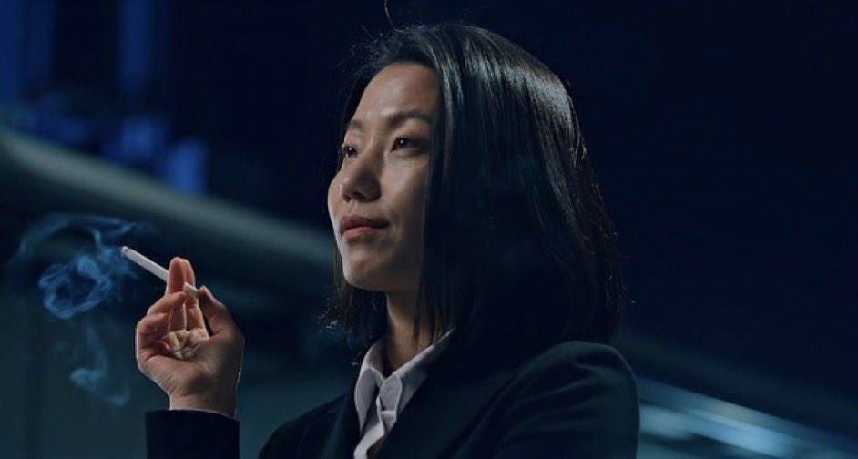 김신록 괴물이랑 지옥이랑 모범가족 다 개인코디 없이 한거면 괴물의 저 첫사랑조작기 쇄골 다 드러나는 가디건도.. 오경위 영혼의 애착템 저 잠바도… 목 올라오는 쫀쫀한 니트에 자켓도.. 문정국의 슈트도.. 다 김신록 사복이란 말임? 미치겠다진짜