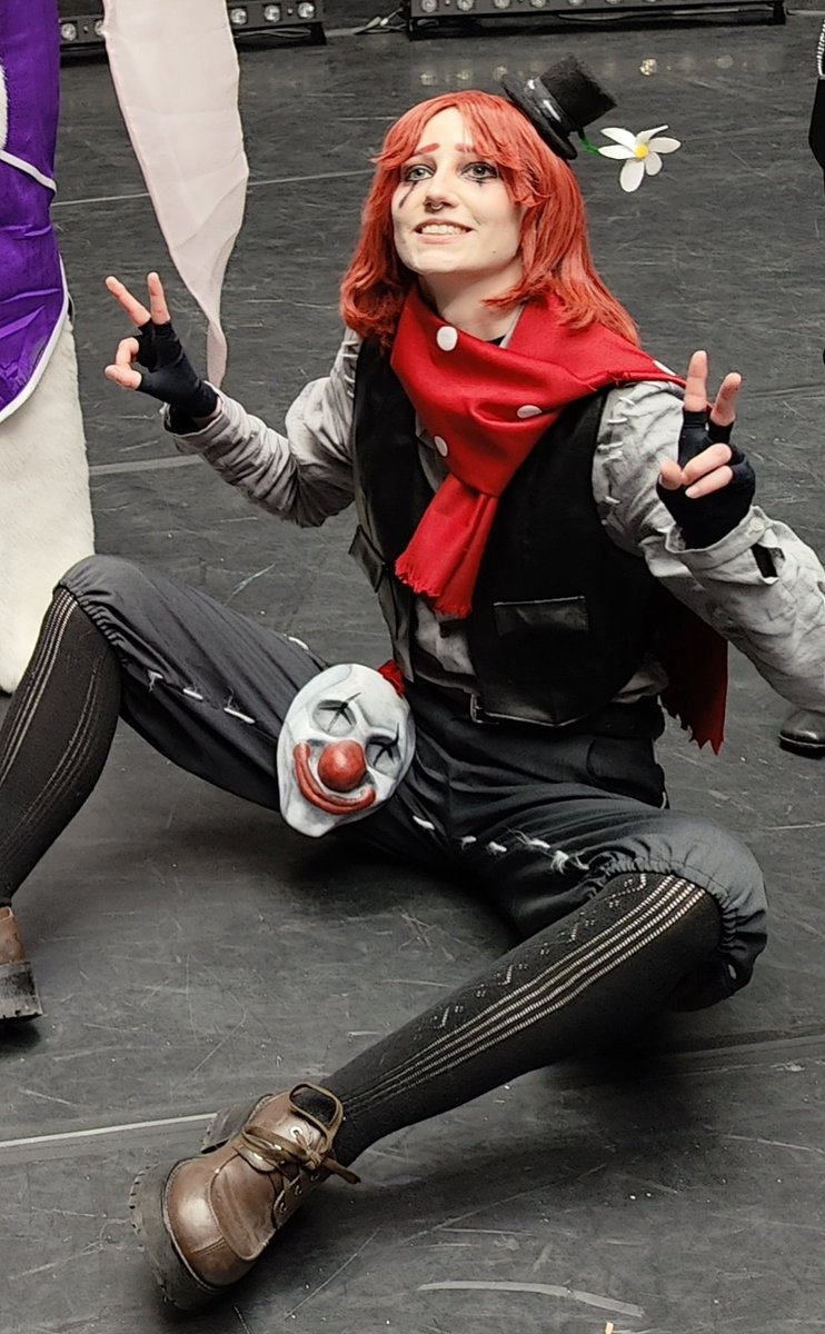 Tamameru's tweet photo. Ihan kevennykset viel parhaat otokoset.
1. Ei pyge enää
2. "Kohta" ja sit seison samas paikkaa yli tunnin oottaas et ihmiset kokoontuu. Lume Cosplay ily mut miten yhteiskuvan ottaminen on conin suurin haaste 😂❤️
3. Real clown, samat hiukset peruukin alla :/ https://t.co/kXVNhIcn6g