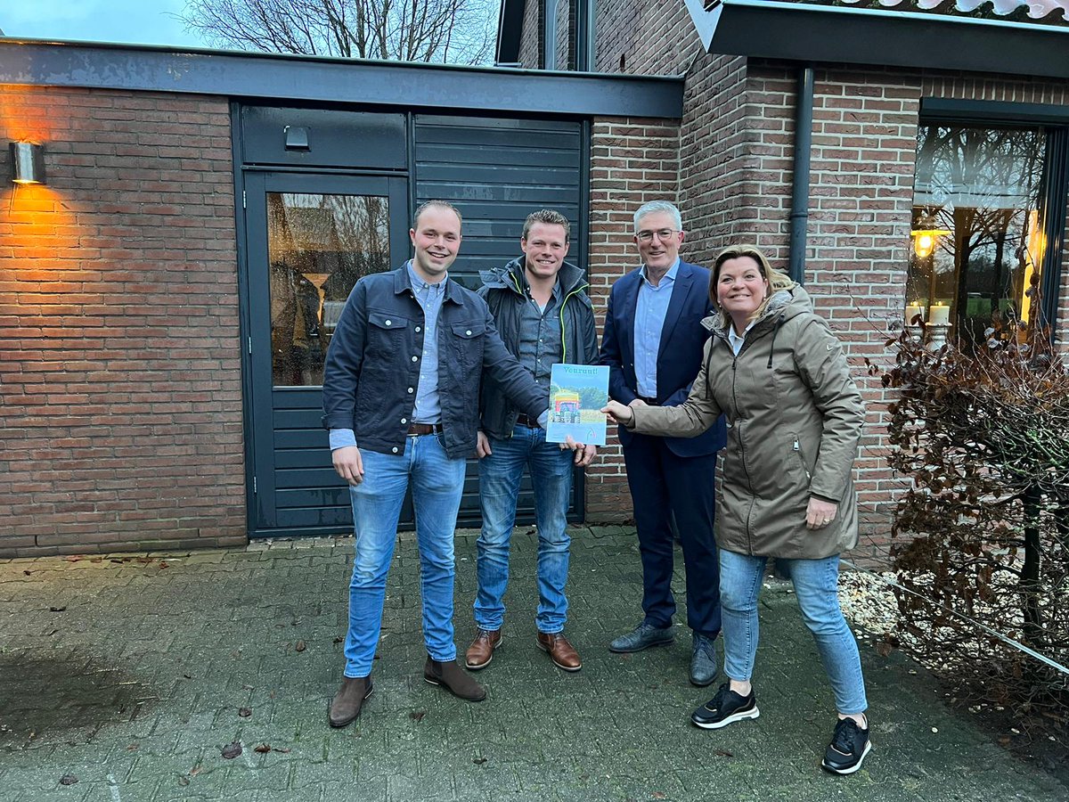 DAJK voorzitter Tom ten Kate heeft vandaag namens de jonge boeren van Drenthe de DAJK visie Veuruut Samen verder! overhandigd aan minister <a href="/ChristianneWal/">Christianne van der Wal - Zeggelink</a> van <a href="/minlnv/">Minlvvn</a> #TrotseJongeBoeren #perspectief