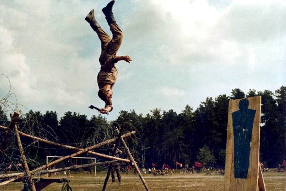 Солдат в прыжке