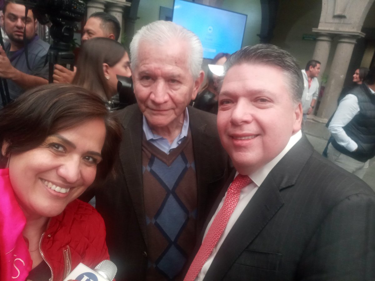 adrianalunacruz's tweet photo. Líderes del @CCIJalisco y @ComCoparmex #CesarCastro y #CarlosVillaseñor me comentan que esperan #lluvia de #amparos pir parte de las #empresas ante #LeyAntitabaco, que "viola garantías individuales". https://t.co/KpM9GZi0N2