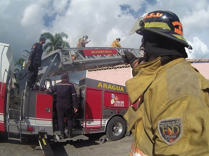 FEDGLOCK's tweet photo. Sujetos armados robaron y golpearon a tres bomberos en la estación de Villa de Cura, municipio Zamora del estado Aragua. Los delincuentes, después de amordazarlos y atarlos de pies y manos, sustrajeron radios portátiles y las pertenencias de las víctimas. https://t.co/1ncPSf2kl4