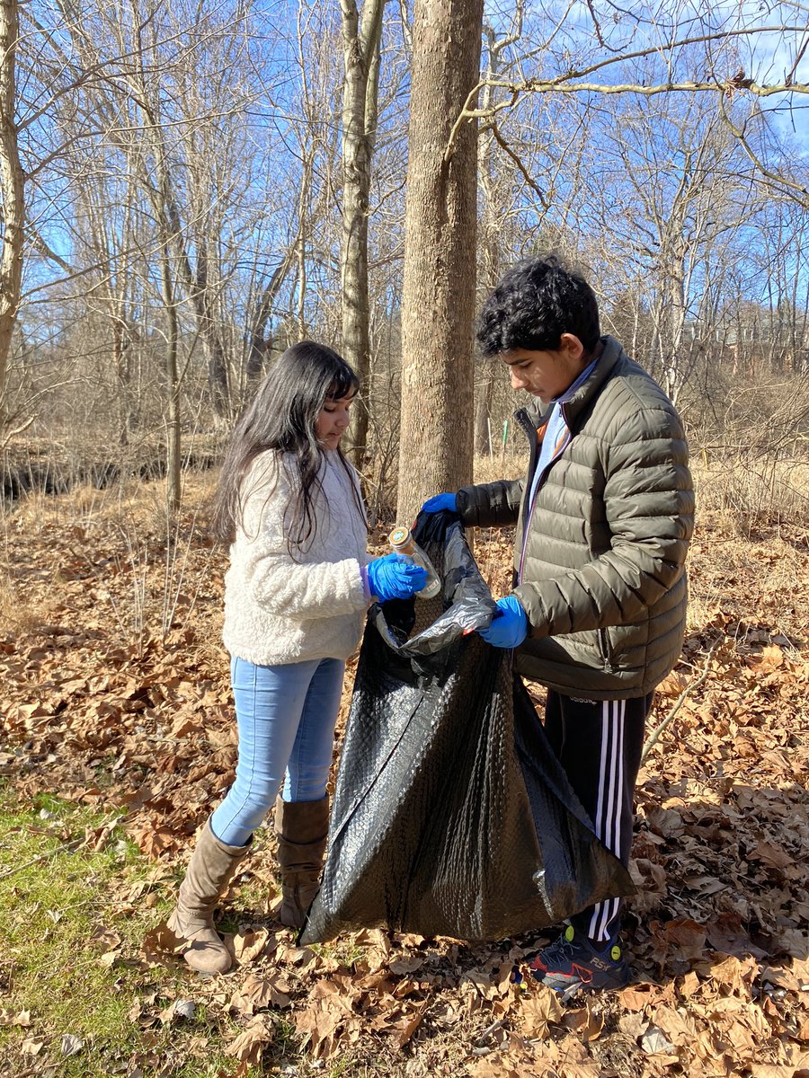 btrplanet4kids's tweet photo. https://t.co/KZIGbdzcxJ volunteers led by founders @therajawasthi and Parnika Awasthi spent #dayofservice #MLKDay by cleaning up local park in Rockville neighborhood. @TPMSPrin_Martin @LCharkoudian @MoCoCouncilMD @cmkatestewart @PrincipalLES5 @Rockville411 https://t.co/VWJrgyJvZH