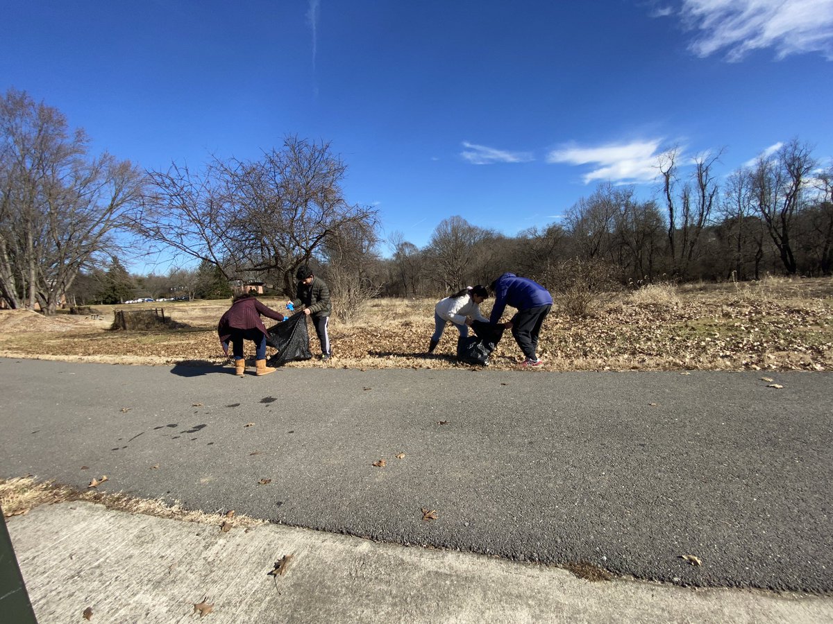 btrplanet4kids's tweet photo. https://t.co/KZIGbdzcxJ volunteers led by founders @therajawasthi and Parnika Awasthi spent #dayofservice #MLKDay by cleaning up local park in Rockville neighborhood. @TPMSPrin_Martin @LCharkoudian @MoCoCouncilMD @cmkatestewart @PrincipalLES5 @Rockville411 https://t.co/VWJrgyJvZH