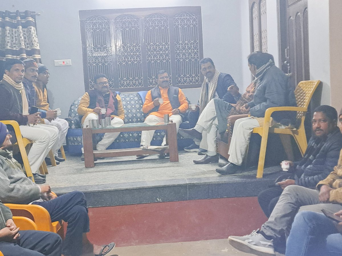 kamleshpassi67's tweet photo. #बांसगाँव_लोकसभा अंतर्गत चिल्लूपार विधानसभा के ग्राम-मन्नीपुर, गोला में श्री विनोद तिवारी जी(जिला कार्यसमिति सदस्य) के वहां पार्टी कार्यकर्ताओं के साथ चाय पर चर्चा की। https://t.co/fR5Y8WvG2c