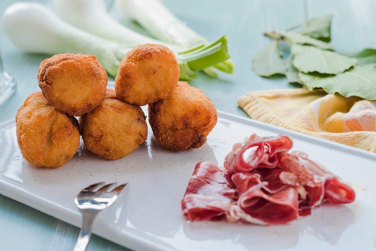 GaastroSpain's tweet photo. Croquetas para dos, para cinco o para veinte. Sea como sea, las croquetas molan y a todo el mundo le flipan 😋😋
Y si eres un amante de las #croquetas como nosotros, hoy estás de celebración: hoy es el #díamundialdelacroqueta! 🎉💃
+info 👇🏼
https://t.co/eaz4P2g8Hi
#gastrospain https://t.co/iTzgAo9Ajh