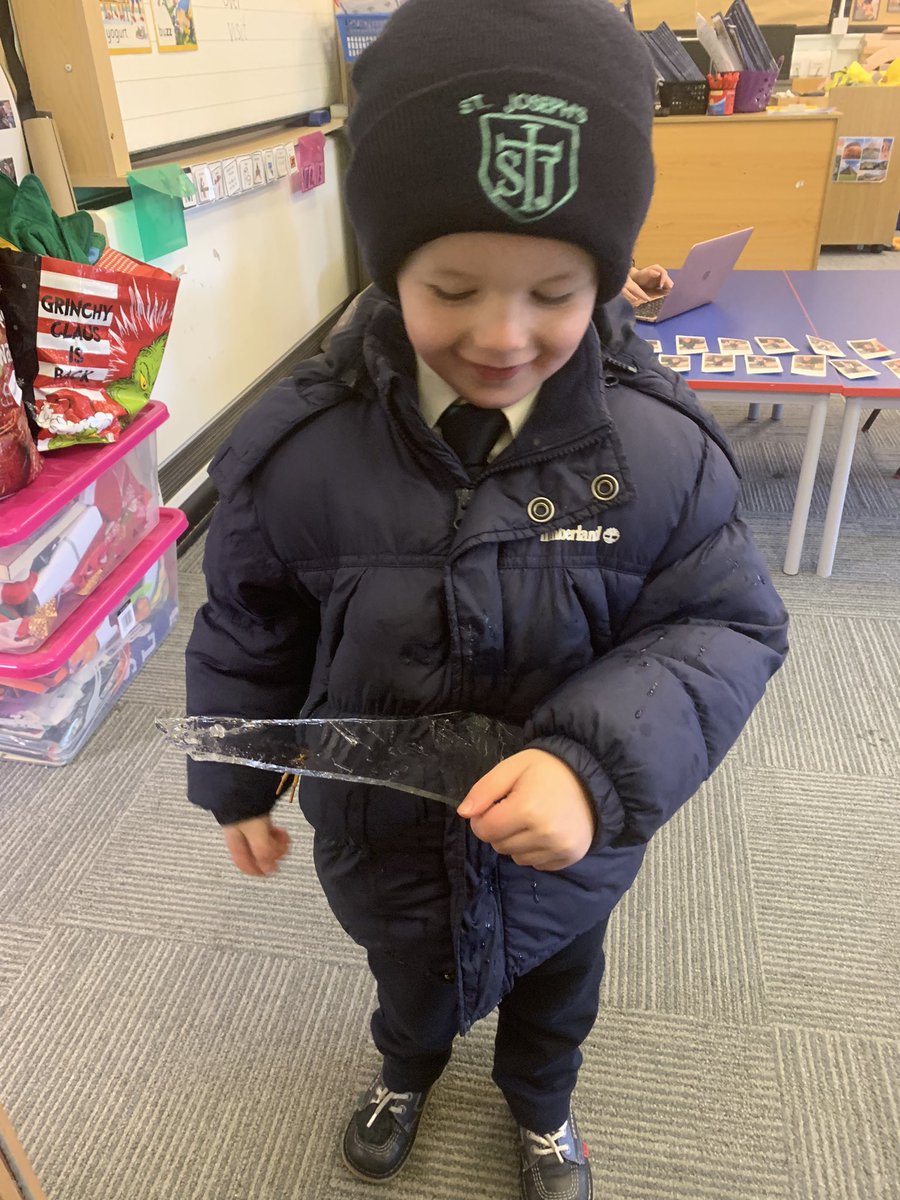 MissThomsonStJ1's tweet photo. “Miss Thomson look what I found outside! It’s big sharp and pointy and it’s melting all over my coat.” 😂 🧊 #PlayInverclyde #changingstate #earlyscience https://t.co/LRu4IlYYeC