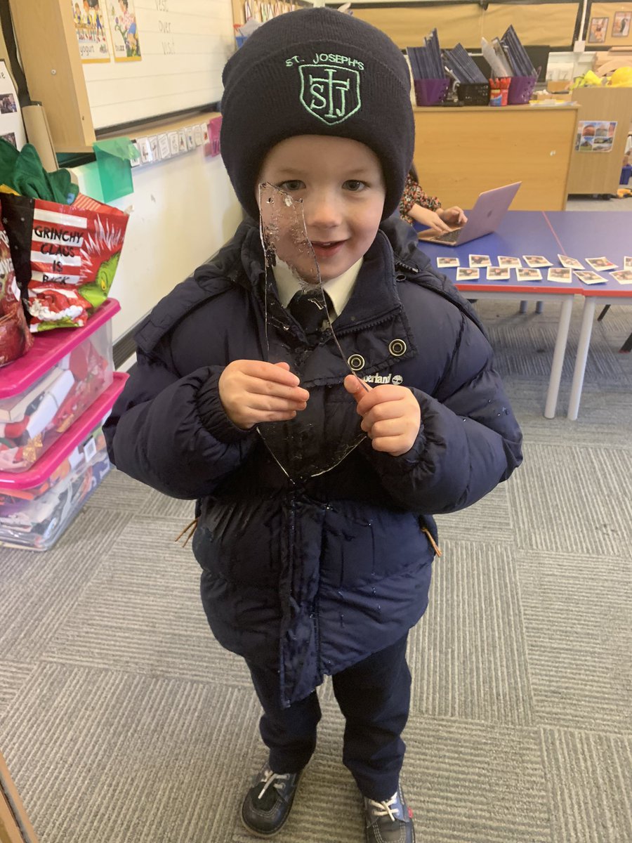 MissThomsonStJ1's tweet photo. “Miss Thomson look what I found outside! It’s big sharp and pointy and it’s melting all over my coat.” 😂 🧊 #PlayInverclyde #changingstate #earlyscience https://t.co/LRu4IlYYeC