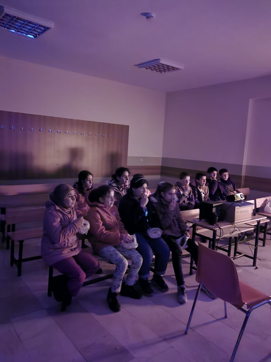 Imkansız diye birşey yoktur. Azim varsa imkan da vardır. Köy okulunda patlamış mısır ile sinema keyfi😎 <a href="/NKapanoglu/">Nuri Kapanoglu</a> <a href="/siverekmem63/">Siverek İlçe MEM</a> <a href="/UrfaValiligi/">T.C. ŞANLIURFA VALİLİĞİ</a> <a href="/tcmeb/">Millî Eğitim Bakanlığı</a> <a href="/siverekkaymakam/">SİVEREK KAYMAKAMLIĞI</a>