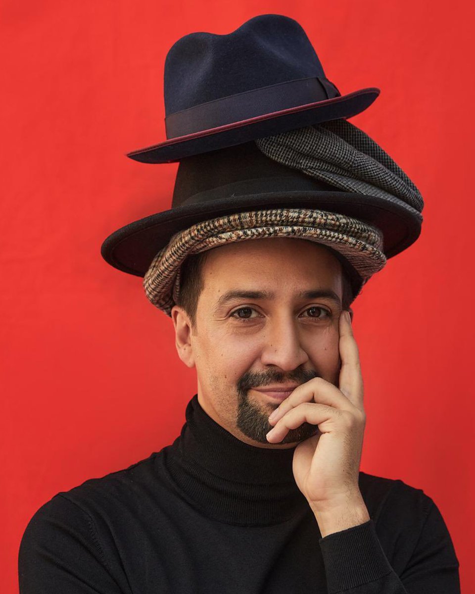 RadioDisneyMX's tweet photo. ¿Qué tienen en común #Encanto, #Moana, #InTheHeights, #Hamilton, #StarWarsVII y #ElRegresoDeMaryPoppin? 🤔
Detrás de la música de estas increíbles pelis se encuentra @Lin_Manuel 😱
Hoy festejamos el cumpleaños 43 del compositor estadounidense 🥳🎉
#CumpleañosRD #RadioDisney https://t.co/A4iEm4bylH