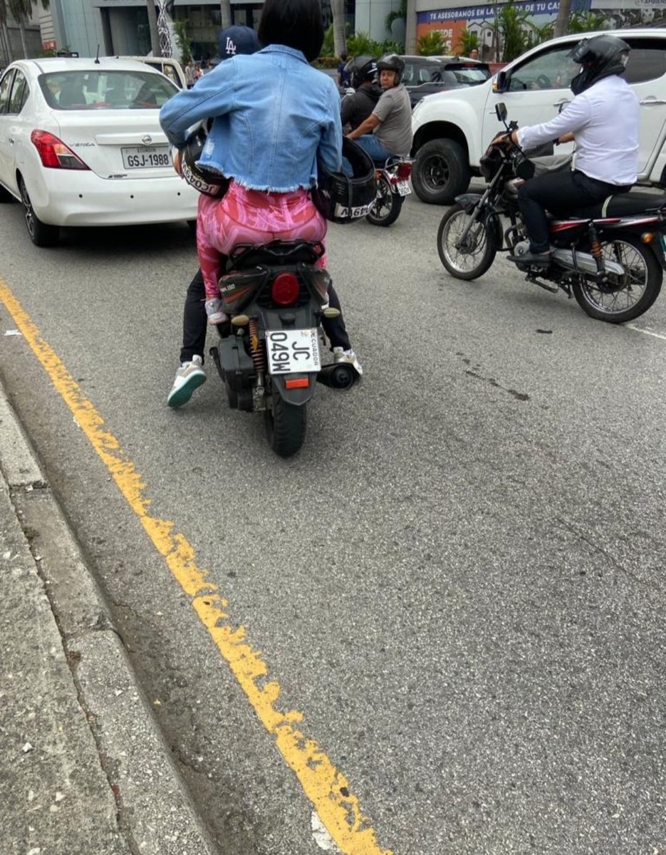 luisantonio_r's tweet photo. EN GYE, a la altura del World Trade Center, esta pareja habría lanzado su moto contra el vehículo de un ciudadano. Después del  "me pagas", la víctima decidió llamar a los agentes de la @ATMGuayaquil y salieron huyendo no sin amtes tirarle piedra al vehículo @24HorasGYE https://t.co/HnqJi3BEM7