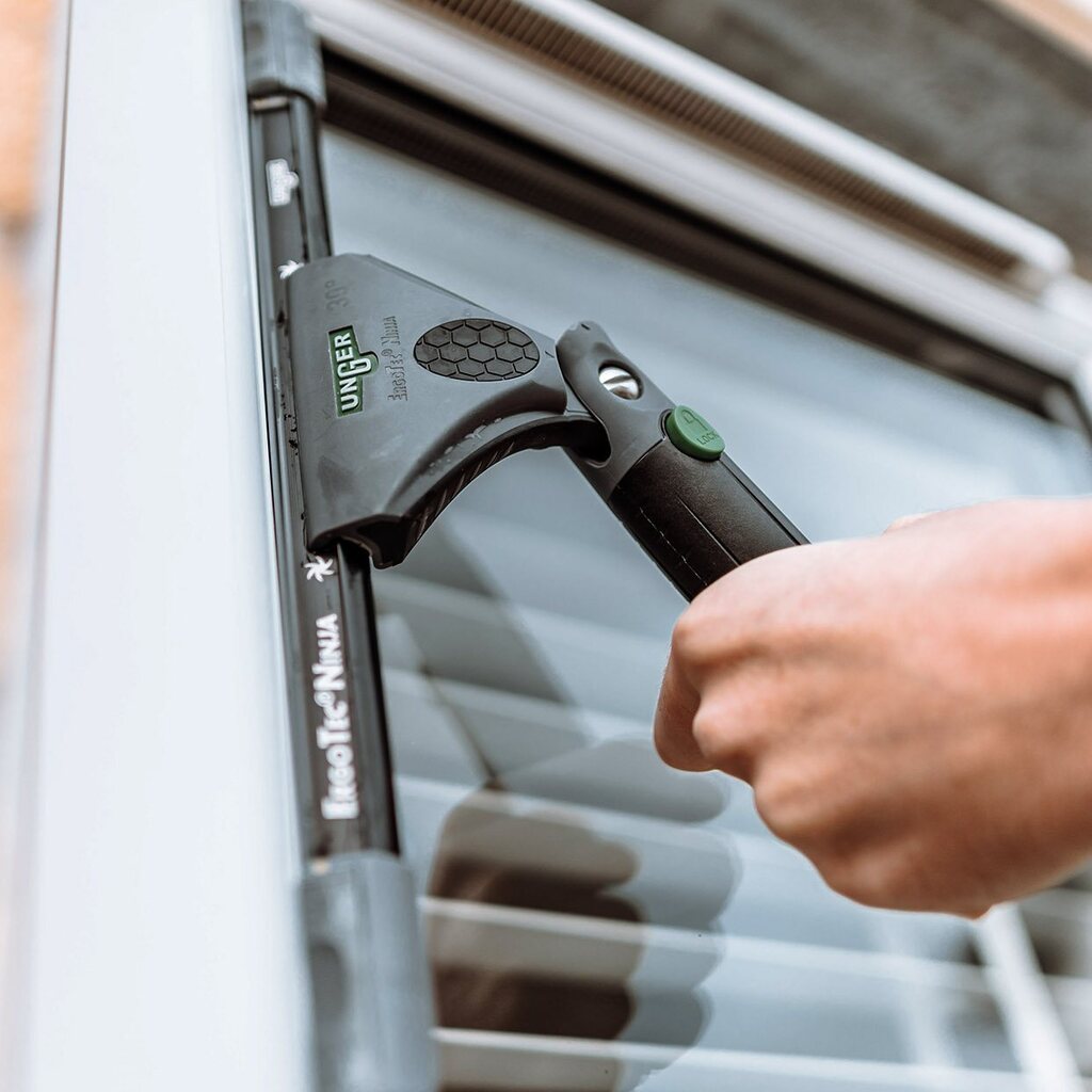 WCWhouse's tweet image. The Unger Ninja Handle. 

Premium Swivelling ErgoTec® handle in either 30° and 40° Angle versions. These handles swivel through 180° to reach hard to clean areas and features a quick-release mechanism to easily change channels. 

Whats your go to squeegee handle?

 #windowcl…