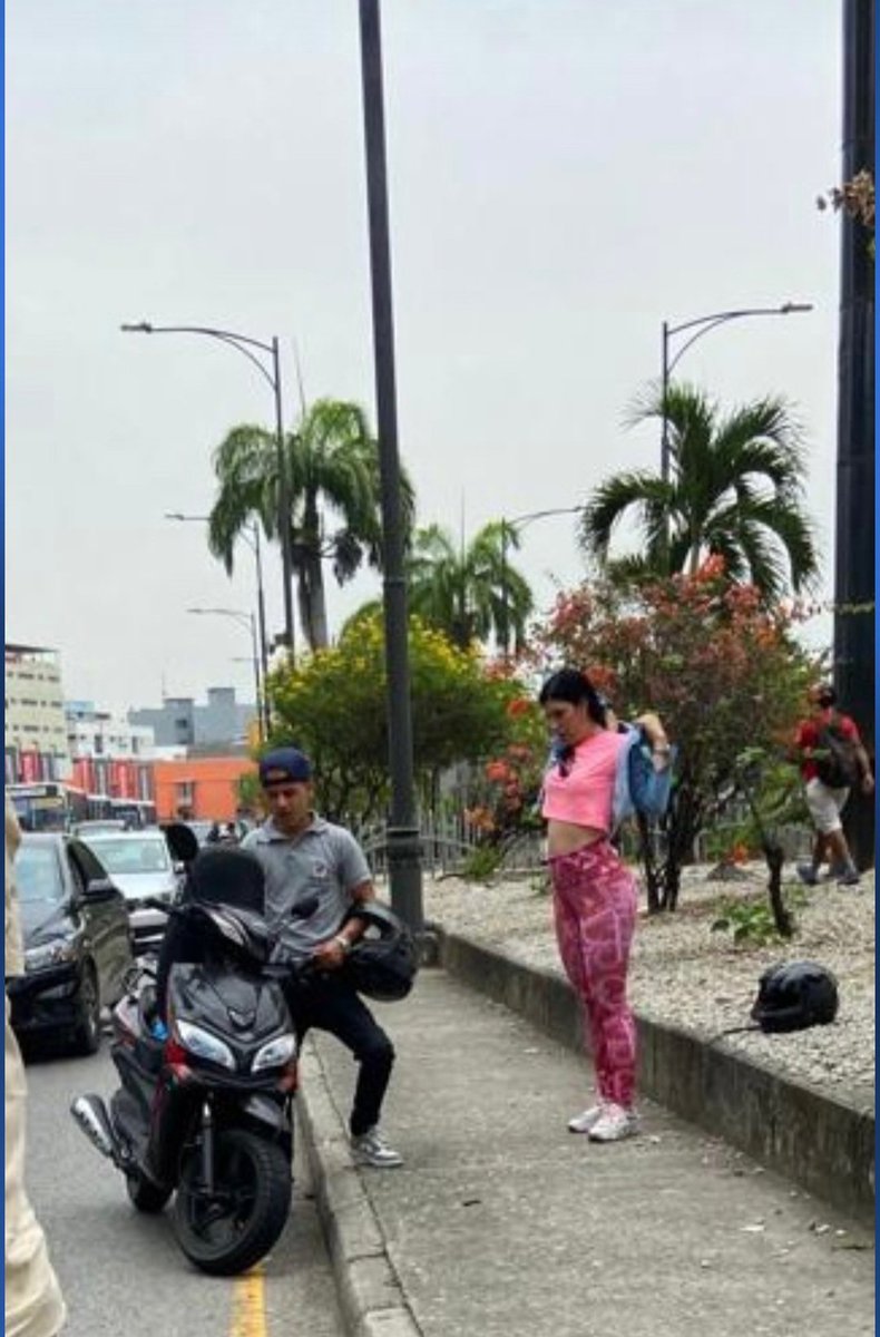 luisantonio_r's tweet photo. EN GYE, a la altura del World Trade Center, esta pareja habría lanzado su moto contra el vehículo de un ciudadano. Después del  "me pagas", la víctima decidió llamar a los agentes de la @ATMGuayaquil y salieron huyendo no sin amtes tirarle piedra al vehículo @24HorasGYE https://t.co/HnqJi3BEM7