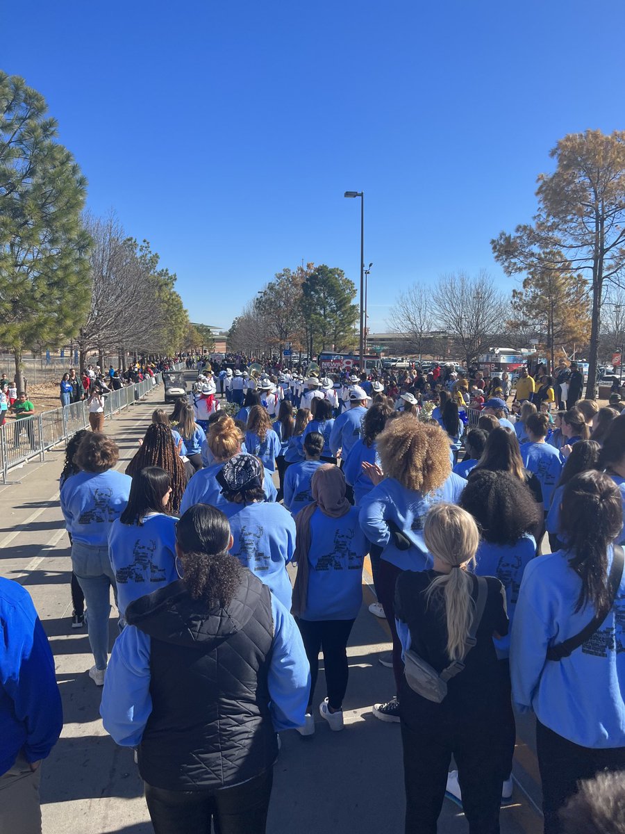 CoachKevinWils's tweet photo. #MLKDayParade in T-Town #UNITY
Appreciate the Great Turnout from @utulsa and @TulsaFootball
Respect & Team Pride #ReignCaneπ https://t.co/B8KkotNAVp