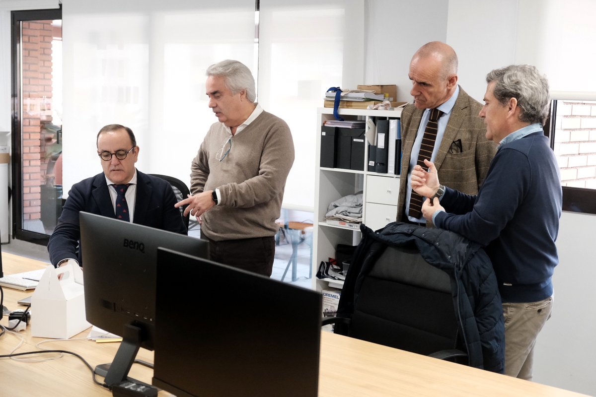 glucube_'s tweet photo. Visita del Excmo. Alcalde de #Sevilla, Don @antoniomunozsev en las oficinas de i•gluco.
Gracias 💚
@ayto_sevilla @franpaezsev @carlosloracalvo @pedroluissvq @espacio_res
#glucometro #diabetico #diabetestipo2 #diabetestipo1 #diabetescontrolada #emprendimiento https://t.co/LBdfHoh9vI