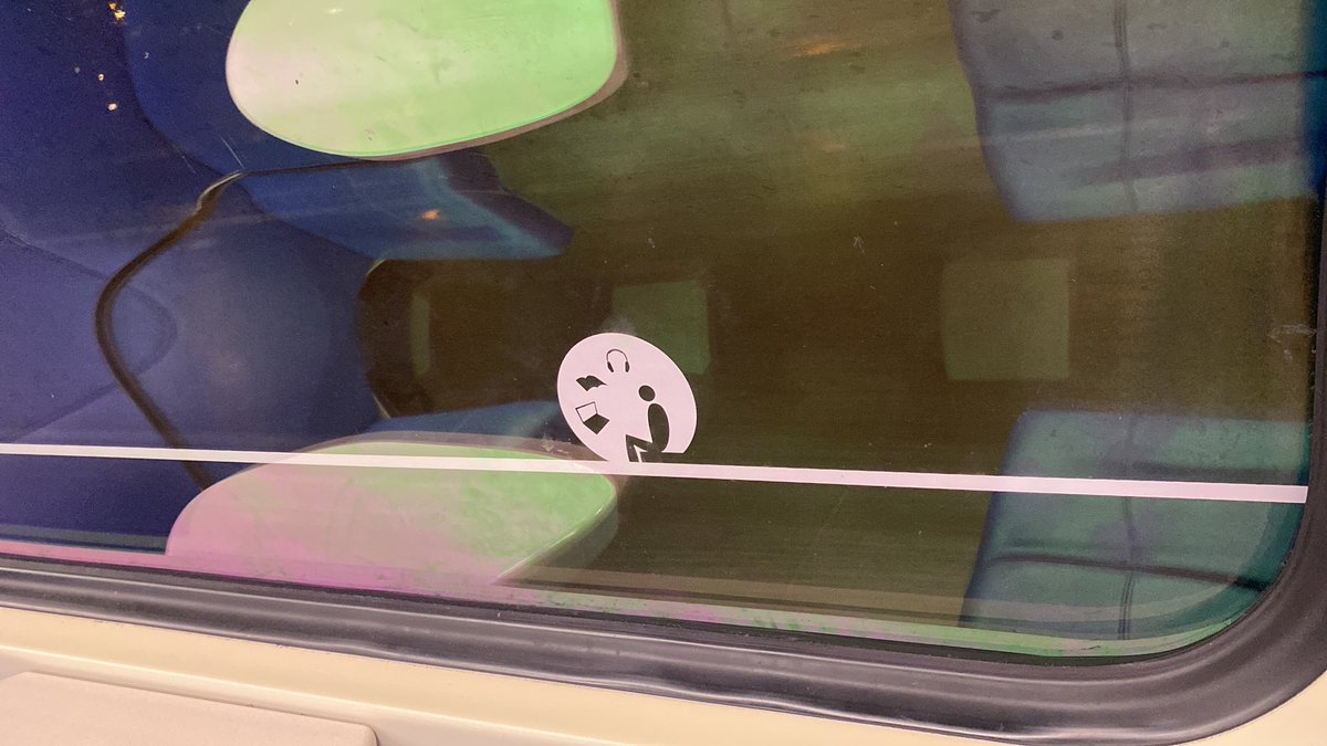 broezer's tweet photo. @NS_online die nieuwe iconografie voor stilte coupé is niet heel duidelijk. Zat daardoor per ongeluk te bellen in de stilte coupé 🙈. Wellicht iets duidelijker maken zou fijn zijn :). https://t.co/C6XjkNjtXu