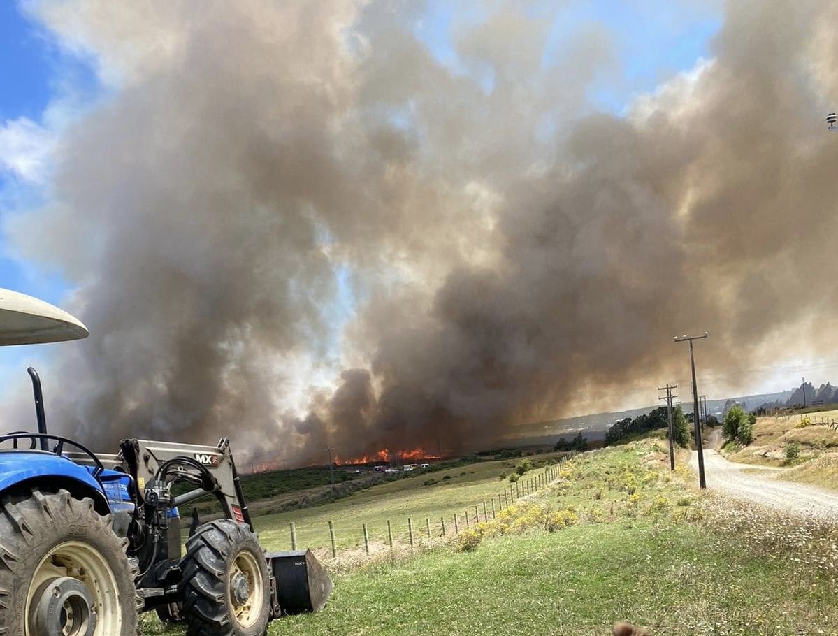 CentralCBPM's tweet image. INCENDIO DECLARADO FORESTAL por Quema de Matorrales de gran extensión con peligro a viviendas y tendido eléctrico. 

Bomberos de 1ra, 3ra, 6ta, 8va y 9na compañías se encuentran trabajando en el lugar junto a personal CONAF y Bomberos de Puerto Varas y Llanquihue. #AlertaRoja 🚒