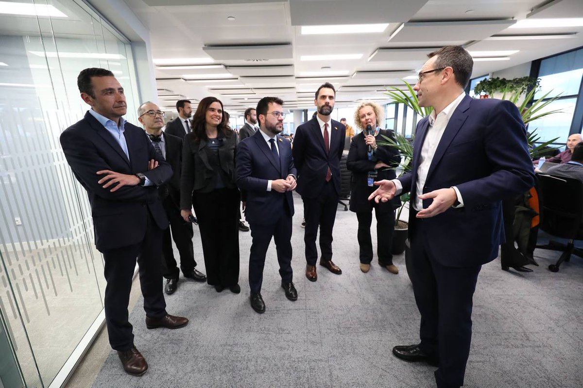 rogertorrent's tweet photo. La japonesa @NTTDATA, una empresa de referència mundial en tecnologia de la informació, que vaig poder visitar a Tòquio, ha inaugurat unes noves oficines a Barcelona, el que referma el potencial de Catalunya com a pol de generació i atracció de talent del sector. https://t.co/XqvBcwG3e1