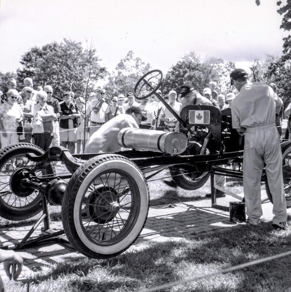 Martin_Crest's tweet photo. 𝙈𝙤𝙙𝙚𝙡 𝙏 𝙠𝙞𝙩 𝙘𝙖𝙧 𝙖𝙨𝙨𝙚𝙢𝙗𝙡𝙮, Willistead Classic Concours D'Elegance, Windsor ON, August 2006 - taken with a 1966 #Kodak #Brownie Reflex 20 Camera on #BW 120 #film - for #MediumFormatMonday #MachineMonday, #MonochromeMonday, Daily #PhotoTheme #Photography #POTD https://t.co/mUN1so9MC4