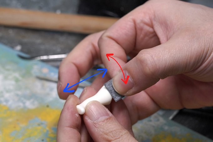 太ももなんかのパーツ分割線をヤスリで消す時。写真の青方向、赤方向を交互にかけて、どっちかと言えば赤方向を重視してディテールを気にしながらかける事。青方向ばかり往復でかけてると「平面」ができてしまうので注意。 