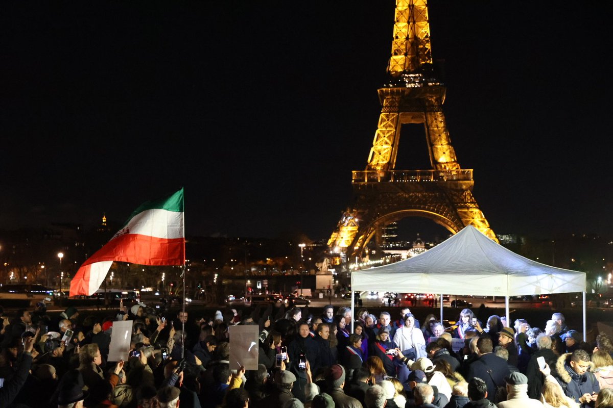 Anne_Hidalgo's tweet photo. چهار ماه پس از کشته شدن #مهسا_امینی (ژینا)، برج ایفل، پشتیبانی بی دریغ شهر پاریس را از مبارزه مردم ایران برای آزادی و حقوق خود اعلام می کند. برای آن که اعدام ها در ایران متوقف شود و اراده و خواست ملت ایران پیروز گردد https://t.co/FiyCQE9ium