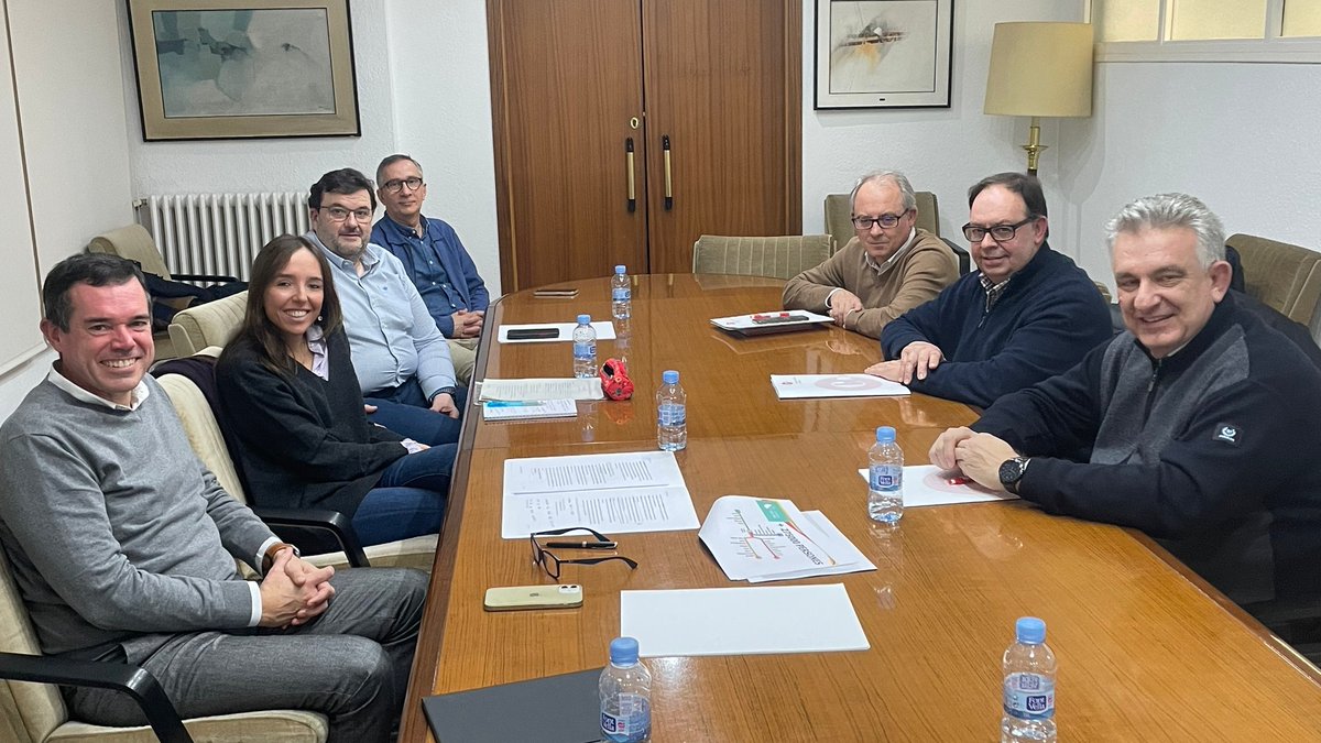 ActivemLleida's tweet photo. La candidatura d'Activem Lleida es reuneix amb la @cambralleida per explicar el projecte de ciutat i recollir les seves propostes. Membres de l'equip acompanyen al cap de llista, Domènec Vila.
#Unaciutatambanima #lideratge #talent #governabilitat #empresa  
@AraPacteLocal https://t.co/W4jMYtE2hw