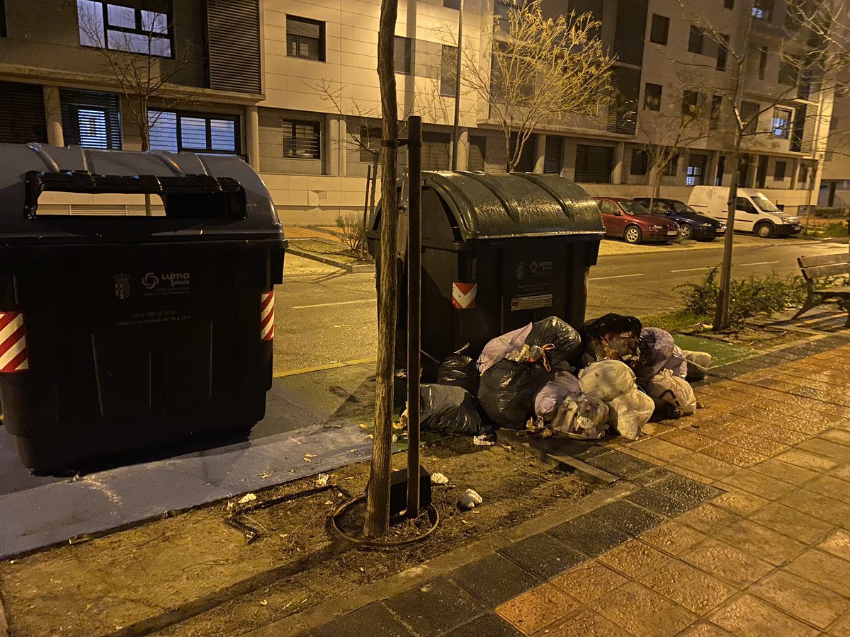 Buenas tardes <a href="/LymaRedsocial/">Lyma Getafe</a> me gustaría saber por qué toda esta basura que está al lado de los contenedores no se recoge, ya que los niños pueden meter la mano a esa asquerosidad o ser un foco de infección. Un saludo
