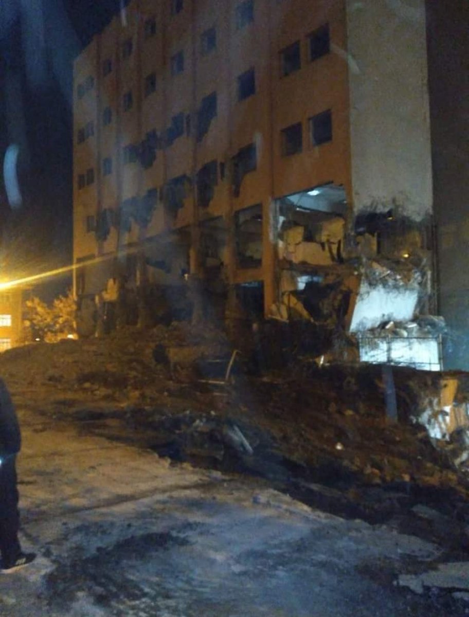 Burası #polatlı da SSK hastanesiydi... pırıl pırıldı sonra yeni hastane yapıldı burası boşaltıldı ve başına bekçi dikmek yerine kendi haline bırakıldı... tabi malum durumlar oldu ... simdi yıkım kararı verilmiş yıkılıyor (!) DEVLETE ZARARDAN BASKA BIR SEY DEGIL YAZIK!!!!