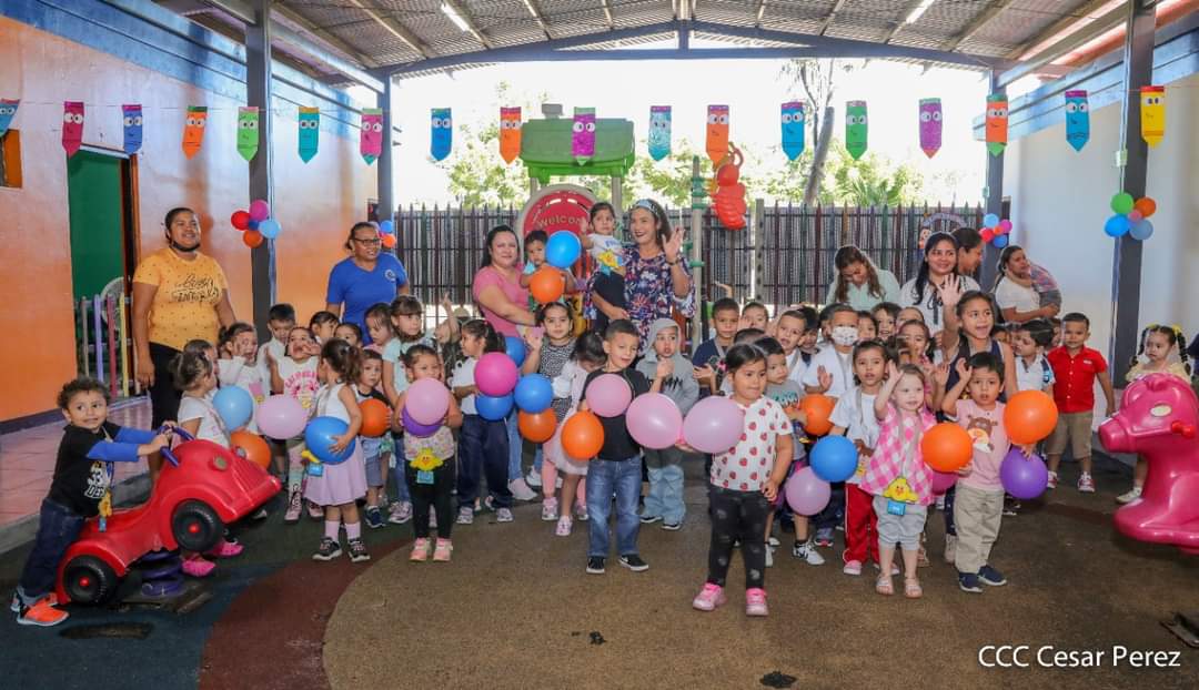 HEE_SOO7's tweet photo. 👦👧Niñas y niños de Centros de Desarrollo Infantil en #Nicaragua inician año escolar 2023 😃 

➡️ Se les garantiza su alimentación y cuido total para su bienestar

➡️ es una ayuda que garantiza el GRUN para que los padres laboren tranquilamente 

#UnidosEnVictorias
@superfrog89 https://t.co/tKYD2AJ5rw