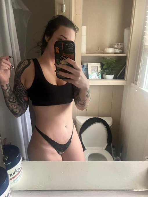 A guy told me I was too fat and shouldn&rsquo;t the showing up on his TL ☹️ https://t.co/hMFx5lnxxT