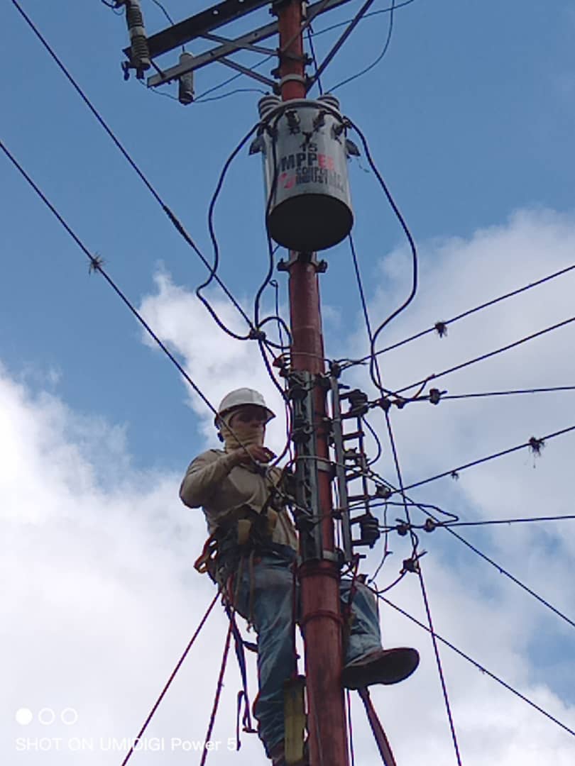 minenergia_ve's tweet photo. #Infórmate 🟢Instalado equipo de potencia con capacidad de 15kVA en el sector Cerro Largo de la parroquia #Cuicas del municipio #Trujillo, para el beneficio de 25 familias trujillanas
#17Ene https://t.co/gFyjpk5idW