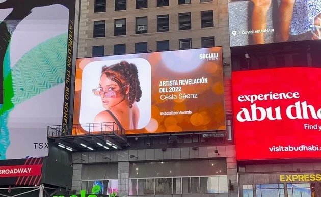 aztecahonduras's tweet photo. #Farándula ⭐️ | 🤩 ¡Cesia en Time Square! 🔥
✨️ Al ser acreedora al título "Artista Revelación del Año" por los premios #Socialiteen, nuestra #LeonaDeHonduras se ha ganado estar en las pantallas de Manhattan, EEUU. 🇭🇳
#TVAztecaHonduras #MásCercaDeTi #CesiaEnTimeSquare #Cesia https://t.co/yWoCAh6OeE