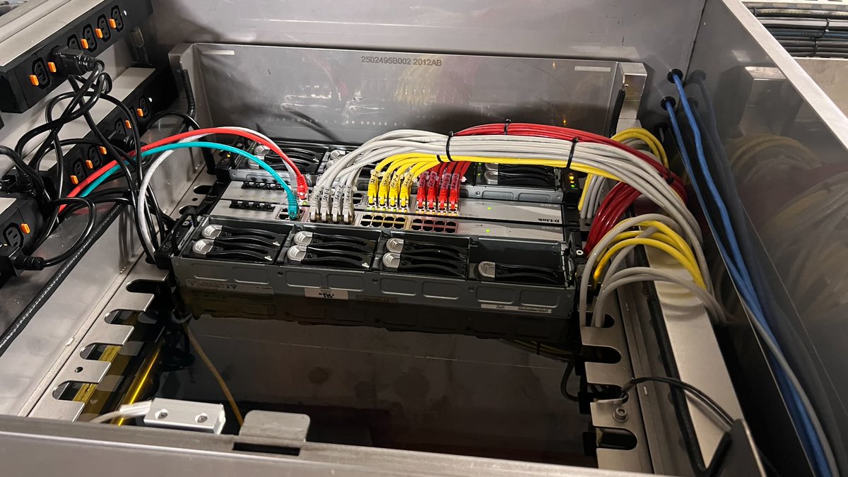 CecileDomainAtS's tweet photo. Des entreprises adoptent le "cercle vertueux" en récupérant la chaleur émise par leurs #datacenters pour chauffer les bureaux et ainsi baisser leur empreinte carbone. 
En savoir plus : https://t.co/0LGcLZivPE https://t.co/OnzTlqko8p