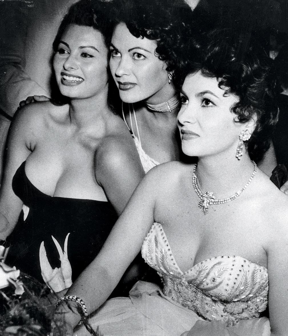 Berlin. 1954. 
#SophiaLoren #GinaLollobrigida #YvonneDeCarlo