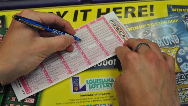 Ahead of big Powerball jackpot drawing, where did past winners buy their tickets?: https://t.co/v2iaDJseIY https://t.co/Fv2qSP5wps