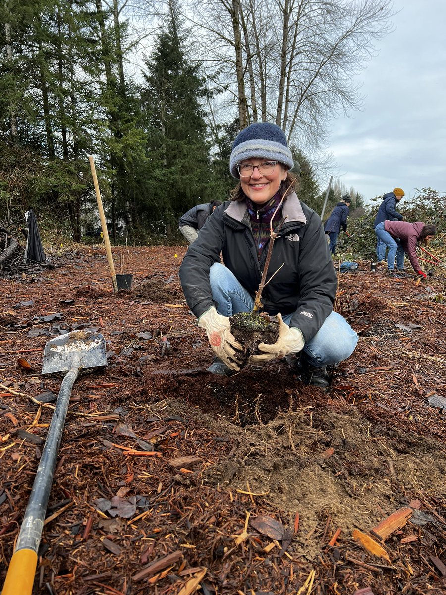 RepDelBene's tweet photo. Dr. King once said, “Everybody can be great because everybody can serve.”

On this #MLKDay, I joined Mayor Mike Millman, volunteers, &amp; @midsoundfish in Woodinville to give back to our community &amp; honor Dr. King’s legacy. #MLKDayofService https://t.co/Uq2RGzLXwI